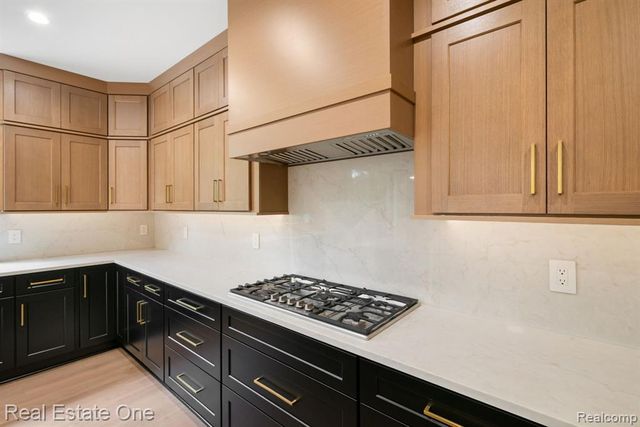 933 Robinhood Road, Bloomfield Hills, MI 48304