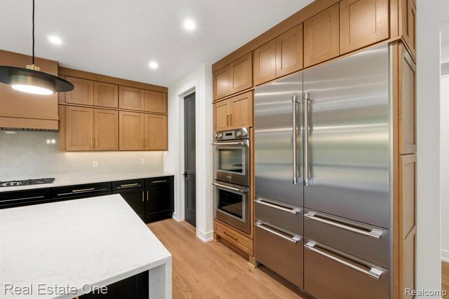 933 Robinhood Road, Bloomfield Hills, MI 48304