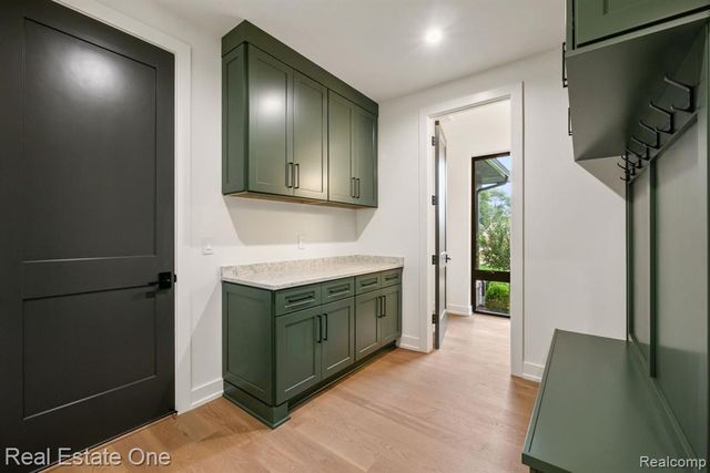 933 Robinhood Road, Bloomfield Hills, MI 48304