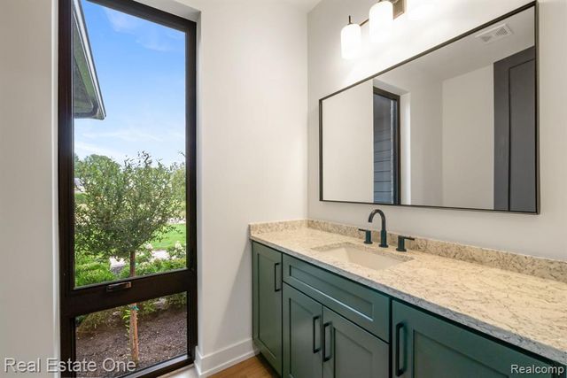 933 Robinhood Road, Bloomfield Hills, MI 48304
