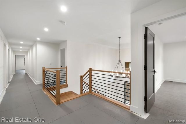 933 Robinhood Road, Bloomfield Hills, MI 48304