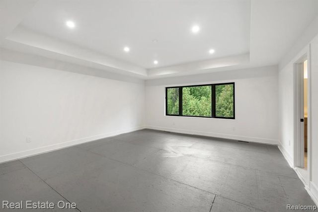 933 Robinhood Road, Bloomfield Hills, MI 48304
