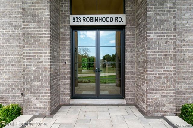 933 Robinhood Road, Bloomfield Hills, MI 48304