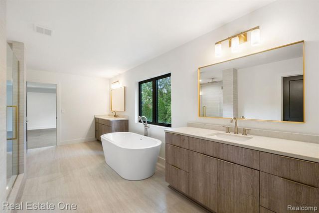933 Robinhood Road, Bloomfield Hills, MI 48304