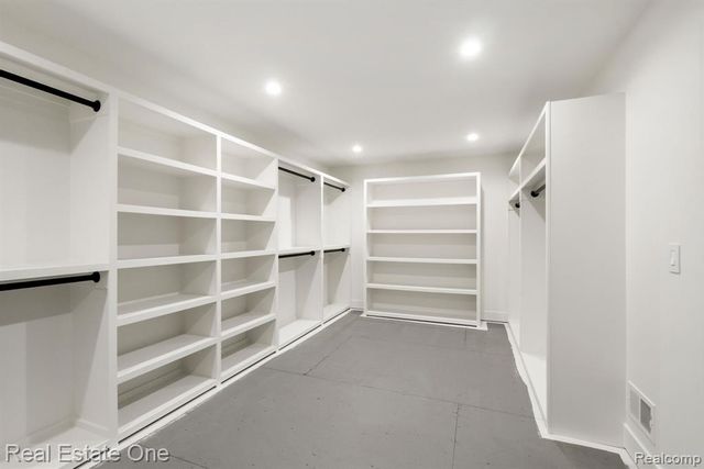 933 Robinhood Road, Bloomfield Hills, MI 48304