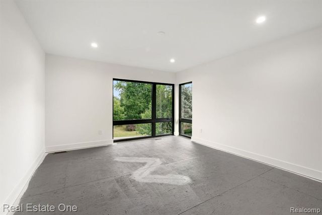 933 Robinhood Road, Bloomfield Hills, MI 48304