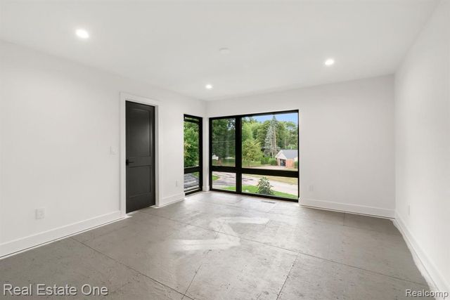 933 Robinhood Road, Bloomfield Hills, MI 48304