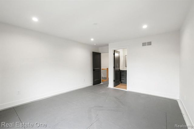 933 Robinhood Road, Bloomfield Hills, MI 48304