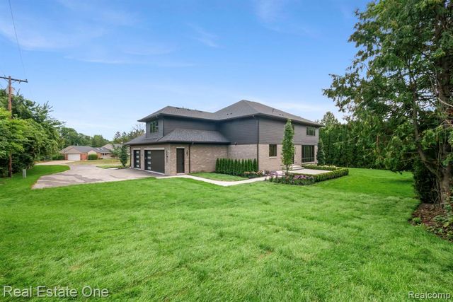 933 Robinhood Road, Bloomfield Hills, MI 48304
