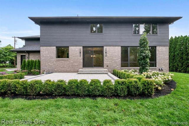 933 Robinhood Road, Bloomfield Hills, MI 48304