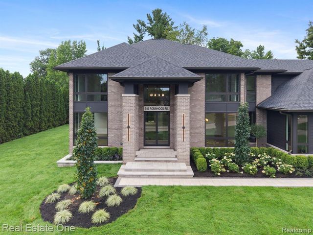 933 Robinhood Road, Bloomfield Hills, MI 48304