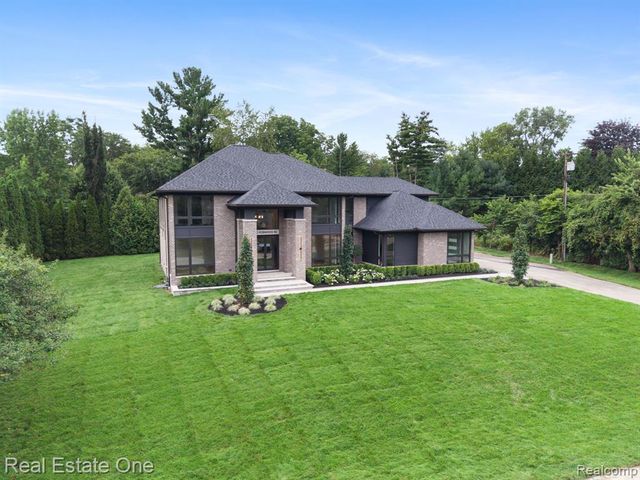 933 Robinhood Road, Bloomfield Hills, MI 48304
