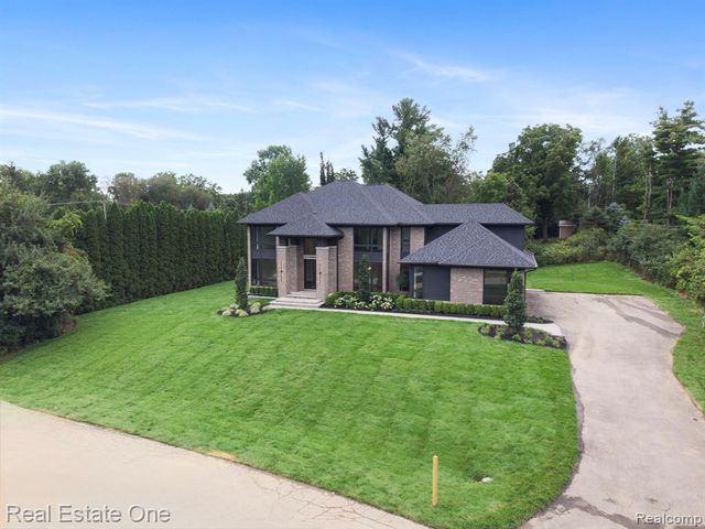 933 Robinhood Road, Bloomfield Hills, MI 48304