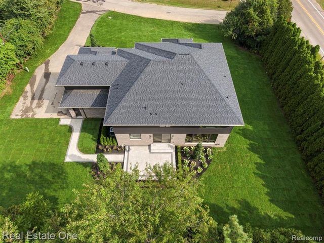 933 Robinhood Road, Bloomfield Hills, MI 48304