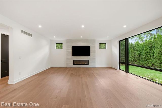 933 Robinhood Road, Bloomfield Hills, MI 48304