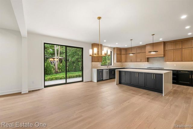 933 Robinhood Road, Bloomfield Hills, MI 48304
