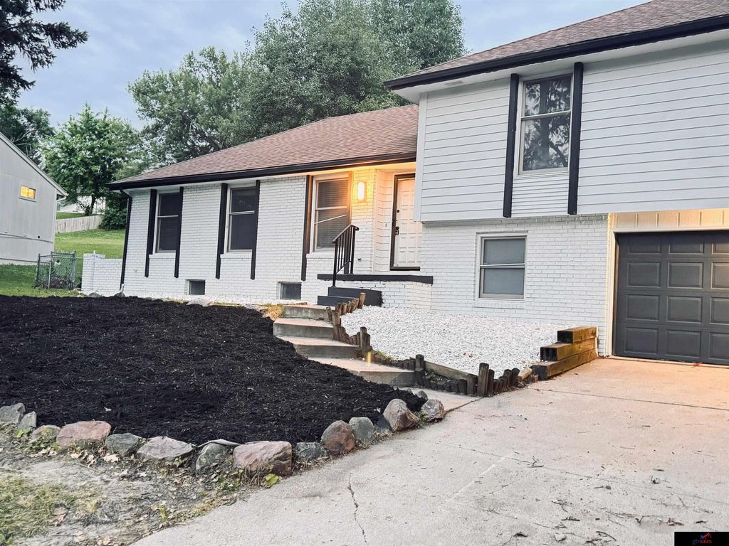16559 Dorcas Street, Omaha, NE 68130