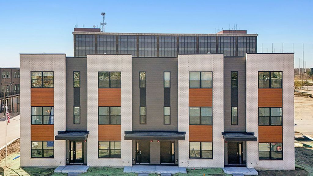 2227 Waters Edge Drive, Schaumburg, IL 60173