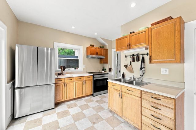 13 Phillips St, Salem, MA 01970