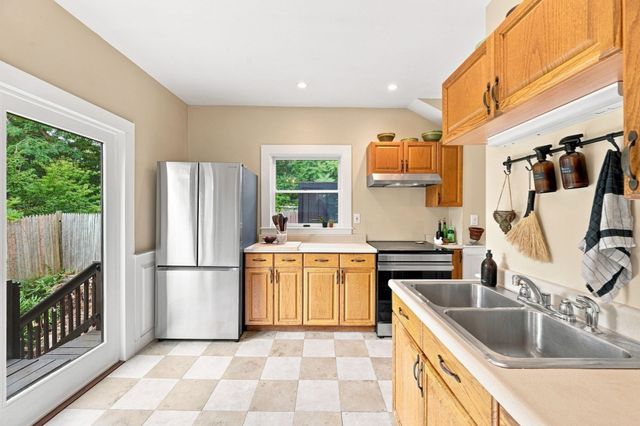 13 Phillips St, Salem, MA 01970