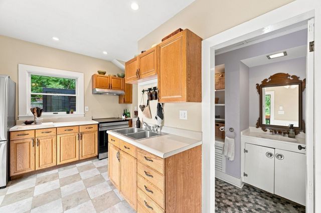 13 Phillips St, Salem, MA 01970