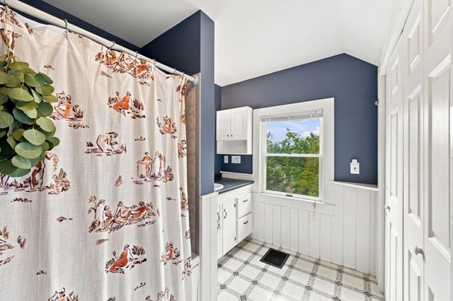 13 Phillips St, Salem, MA 01970