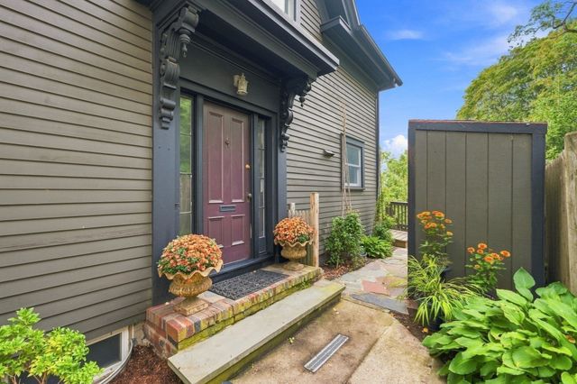 13 Phillips St, Salem, MA 01970