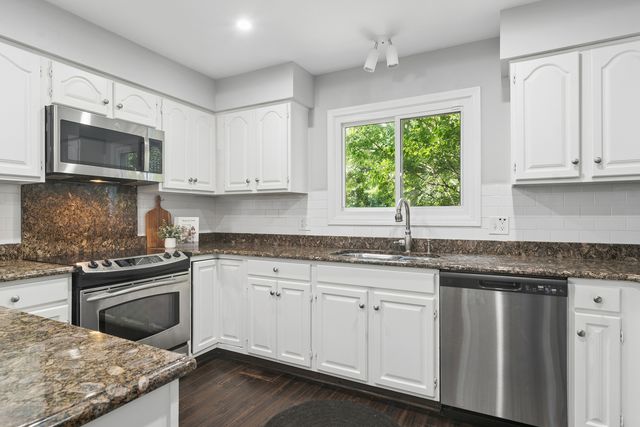 634 Raintree Road, Buffalo Grove, IL 60089