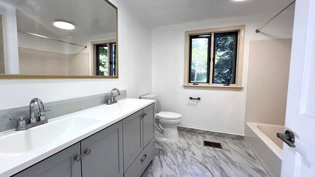 6 Oakland Circle, Wellesley, MA 02481