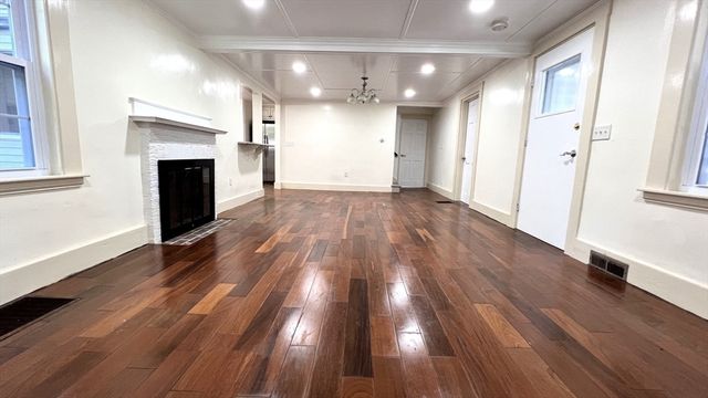 6 Oakland Circle, Wellesley, MA 02481