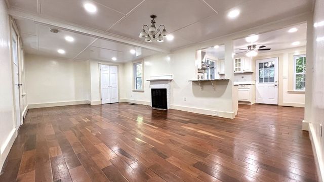 6 Oakland Circle, Wellesley, MA 02481