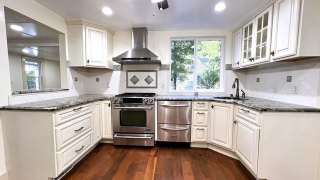 6 Oakland Circle, Wellesley, MA 02481