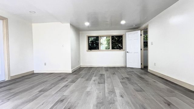 6 Oakland Circle, Wellesley, MA 02481