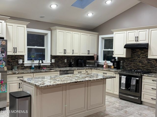 11 Chestnut Ridge Road, Holmdel, NJ 07733