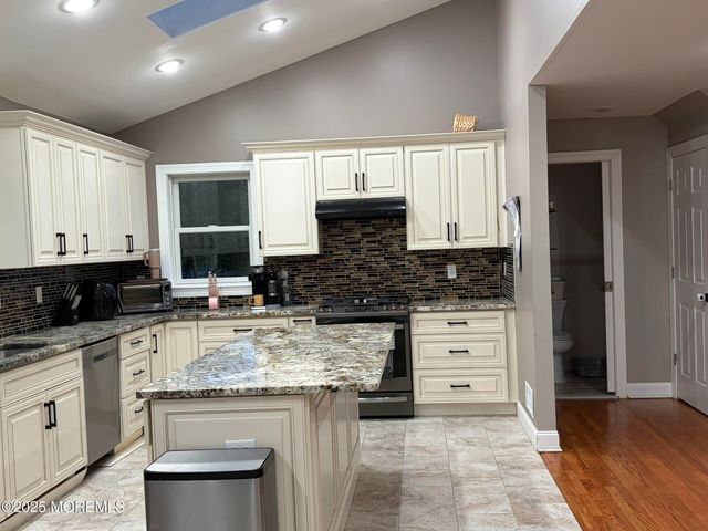 11 Chestnut Ridge Road, Holmdel, NJ 07733