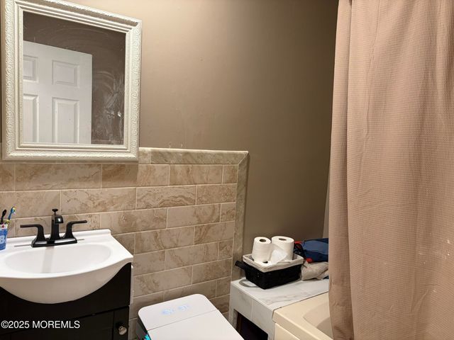 11 Chestnut Ridge Road, Holmdel, NJ 07733