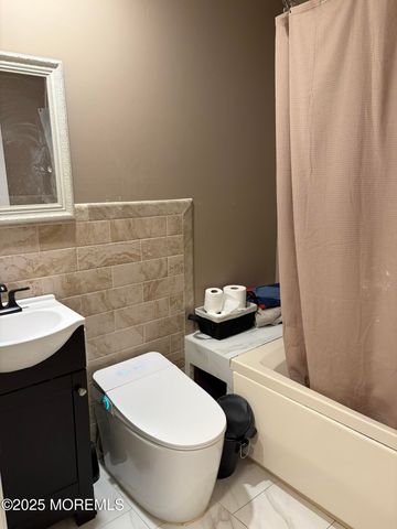 11 Chestnut Ridge Road, Holmdel, NJ 07733