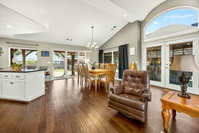 1562 Ridge Way, Medford, OR 97504