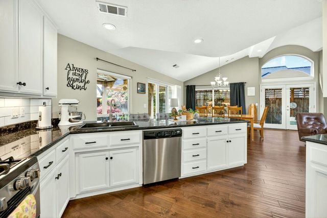 1562 Ridge Way, Medford, OR 97504