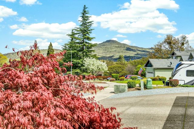 1562 Ridge Way, Medford, OR 97504