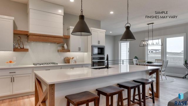 6605 E Hawker Cir Circle, Sioux Falls, SD 57110