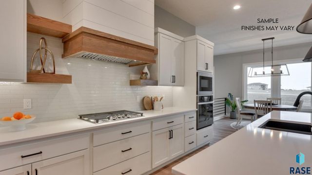 6605 E Hawker Cir Circle, Sioux Falls, SD 57110