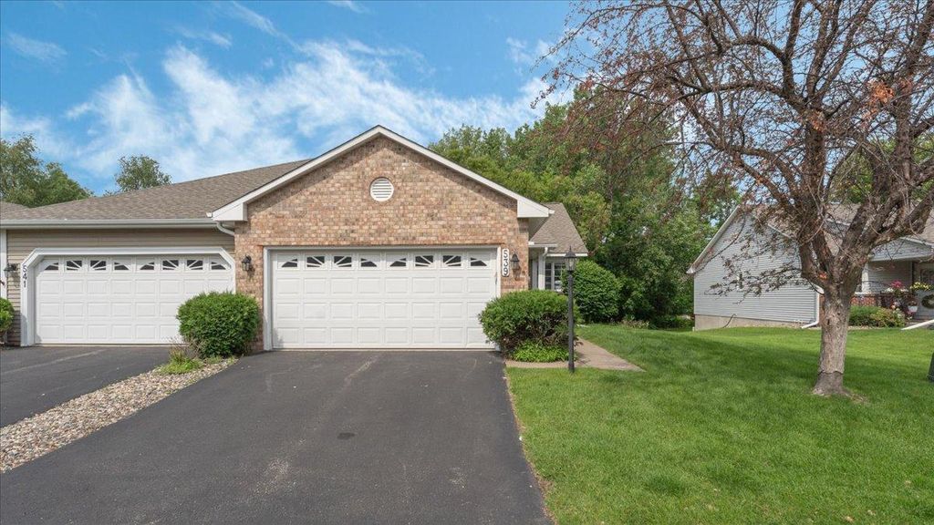 539 Deer Ridge Lane S, Maplewood, MN 55119