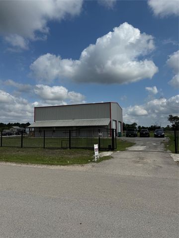 8417 Los Robles Avenue, Alvin, TX 77511