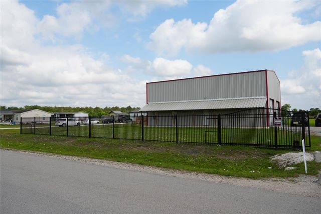 8417 Los Robles Avenue, Alvin, TX 77511