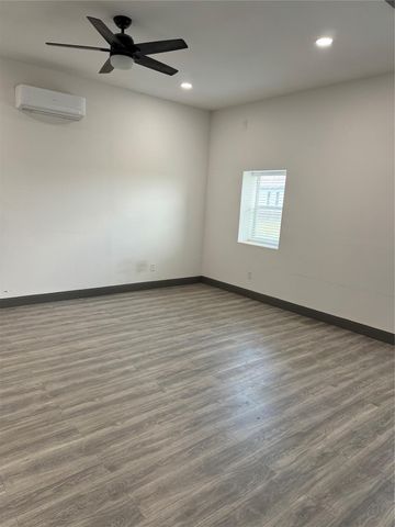 8417 Los Robles Avenue, Alvin, TX 77511