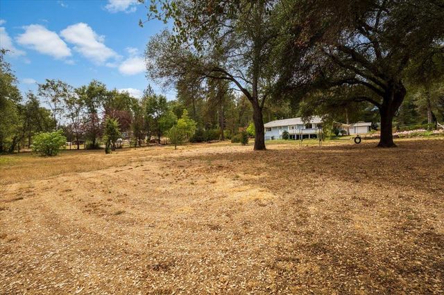 18525 Siesta Dr, Penn Valley, CA 95946