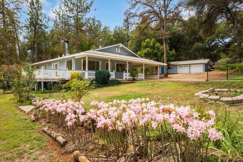 18525 Siesta Dr, Penn Valley, CA 95946