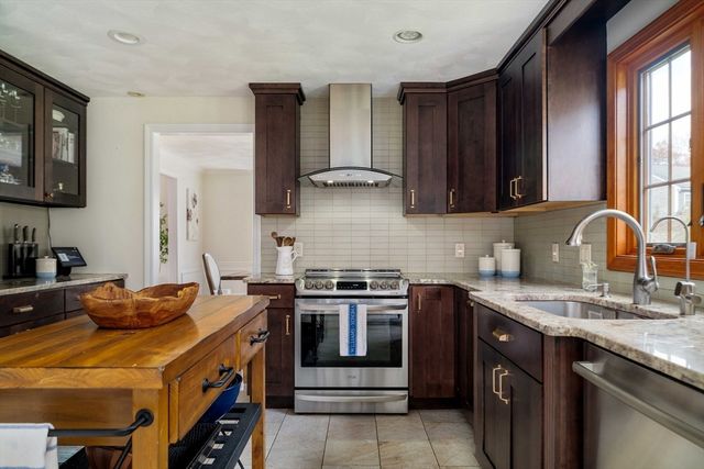 6 Castle Clare Cir, Wakefield, MA 01880