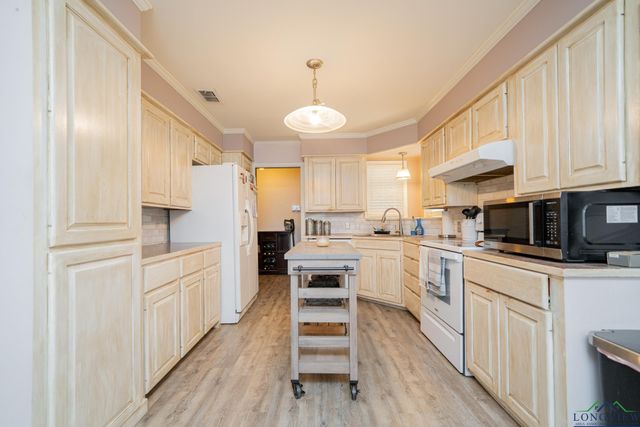 609 Vicky Dr, Longview, TX 75604